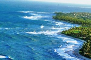 Strand entlang des Praia do Forte Golf Course, Luftbild