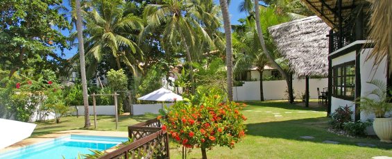 Ferienhaus in Praia do Forte, Garten und Pool